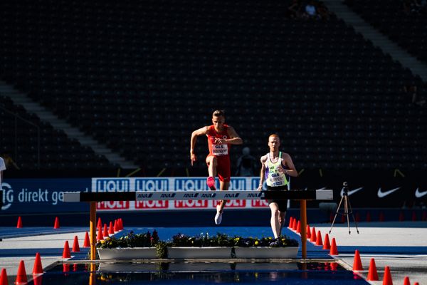 Karl Bebendorf (Dresdner SC 1898) und Frederik Ruppert (SC Myhl LA) ueber 3000m Hindernis waehrend der deutschen Leichtathletik-Meisterschaften im Olympiastadion am 26.06.2022 in Berlin